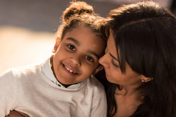 Madre e hijita sonriente —  Fotos de Stock