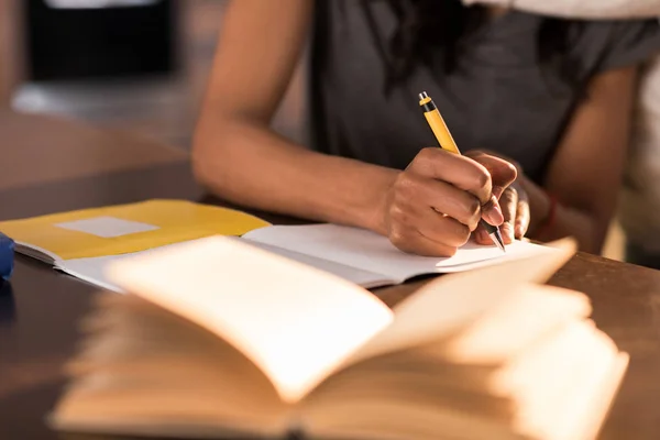 Vrouw schrijven in notebook — Stockfoto