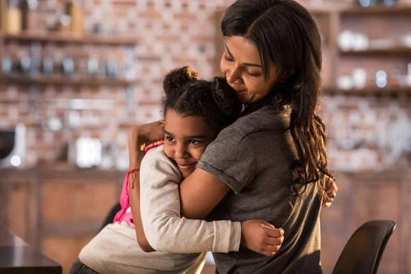 Mère et fille s'embrassent — Photo