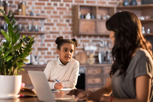 Niña haciendo la tarea — Foto de Stock