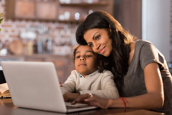 Ibu dan anak menggunakan laptop — Stok Foto