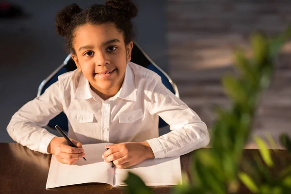Little girl studying at school — Stock Photo, Image