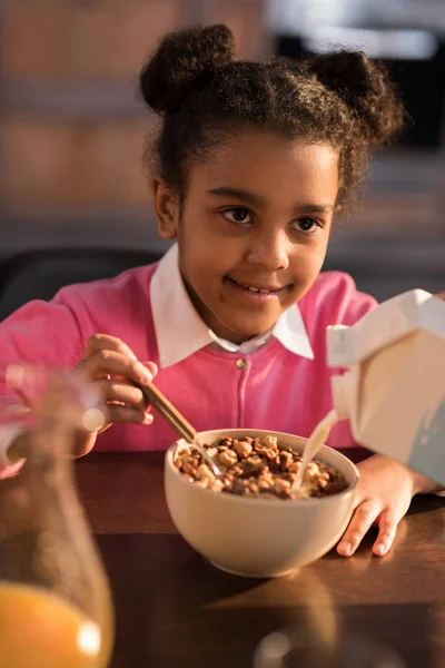 Petite fille petit déjeuner — Photo