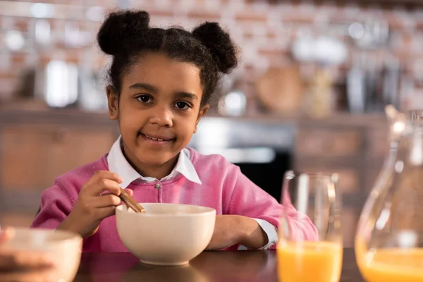 Klein meisje ontbijten — Stockfoto