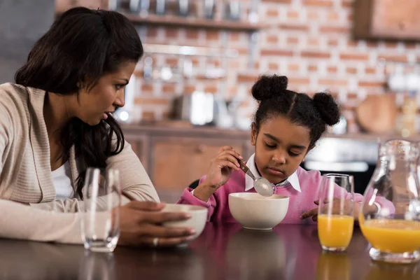 Mãe e filha tomando café da manhã — Fotografia de Stock