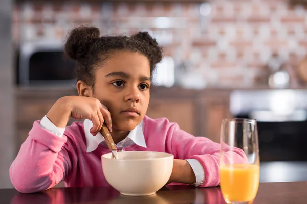 Gadis kecil yang sedang sarapan — Stok Foto
