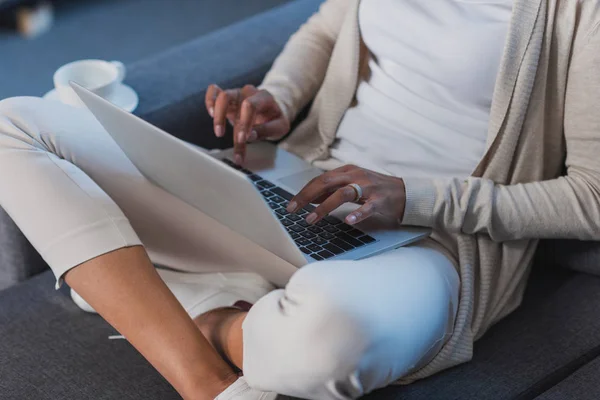 Mulher usando laptop em casa — Fotografia de Stock