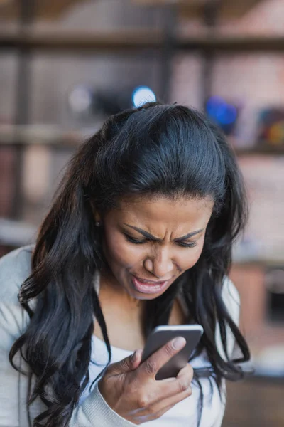 Femme américaine africaine émotionnelle avec smartphone — Photo