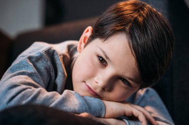 Küçük çocuk gülümsüyor