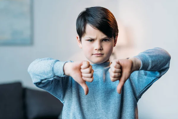 Junge zeigt Daumen nach unten — Stockfoto