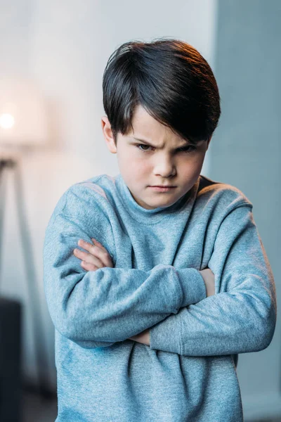 Beledigd jongen met gekruiste armen — Stockfoto