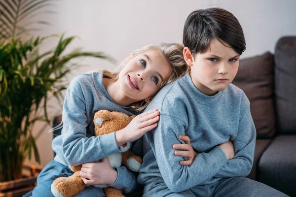 Adorable chica y ofendido chico — Foto de Stock