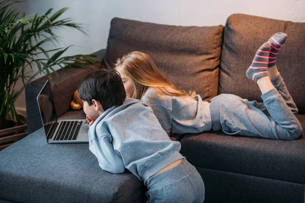 Anak-anak menggunakan laptop — Stok Foto