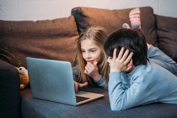 Kinder benutzen Laptop — Stockfoto