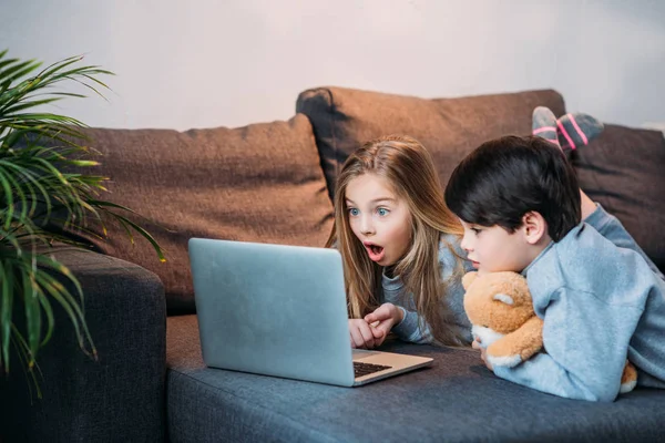 Kinder benutzen Laptop — Stockfoto