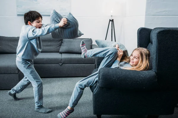 Siblings fighting with pillows — Stock Photo, Image