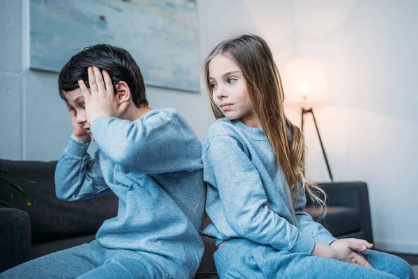 Irmãos de pijama em casa — Fotografia de Stock