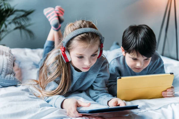 Enfants utilisant des tablettes numériques — Photo