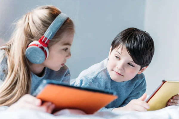 Niños usando tabletas digitales — Foto de Stock