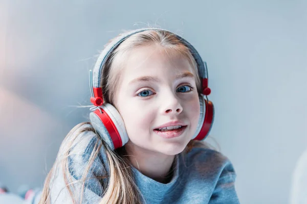Маленька дівчинка в навушниках — стокове фото