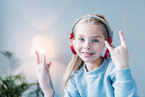 Menina em fones de ouvido — Fotografia de Stock