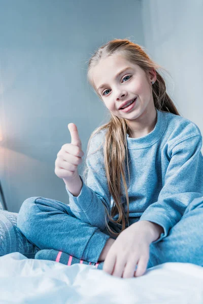 Menina mostrando polegar para cima — Fotografia de Stock