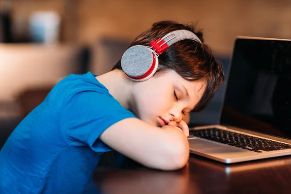 Menino em fones de ouvido — Fotografia de Stock