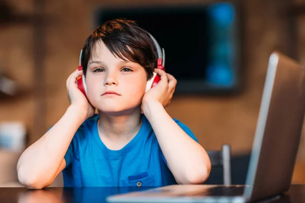 Niño pequeño con auriculares — Foto de Stock