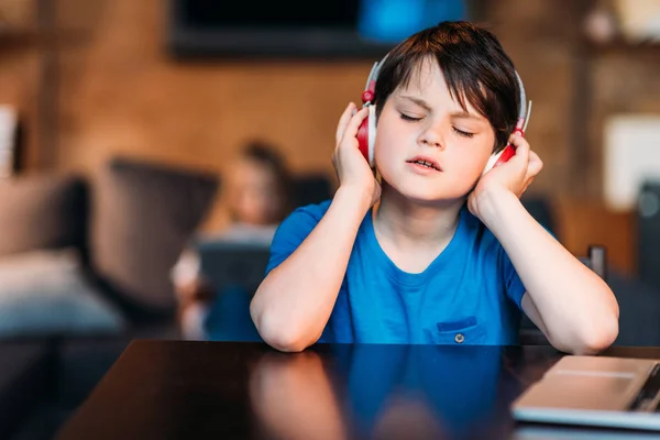 Niño pequeño con auriculares — Foto de Stock