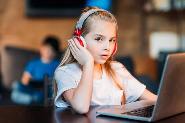 Little girl in headphones — Stock Photo, Image