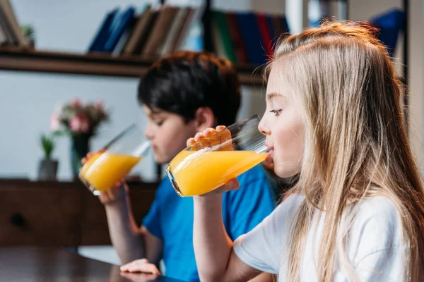 Ragazza bere succo d'arancia — Foto Stock