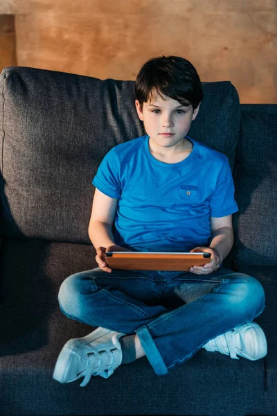 Anak kecil dengan tablet digital — Foto Stok Gratis