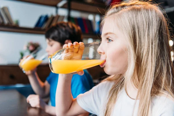 Ragazza bere succo d'arancia — Foto Stock