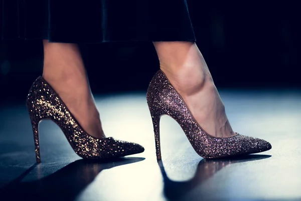 Woman in glitter high heels — Stock Photo, Image