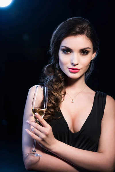 Stijlvolle vrouw drinken champagne — Stockfoto