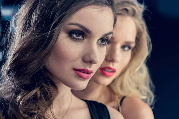 Mulheres jovens lindas com maquiagem — Fotografia de Stock