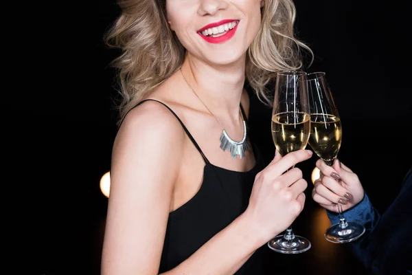 Blond kvinna anläggning champagne glas — Stockfoto