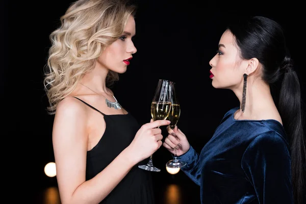 Гламурные женщины, звенящие в бокалах от шампанского — стоковое фото