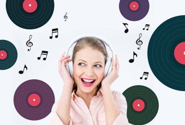 Kulaklıkla müzik dinleyen kadın