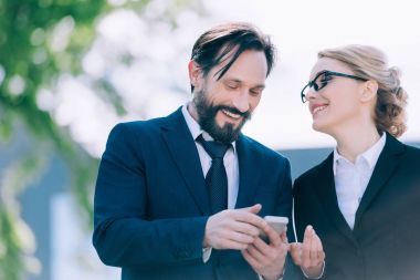 Smartphone kullanarak iş arkadaşları