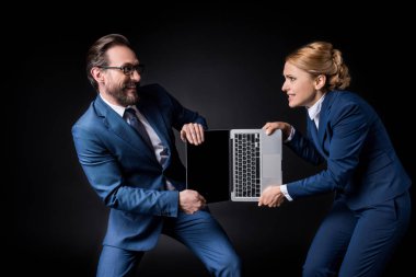 iş arkadaşları laptop için mücadele  
