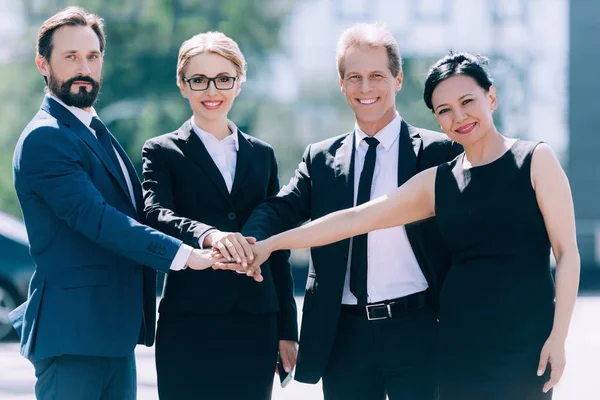 Empresarios multiétnicos apilándose las manos — Foto de Stock