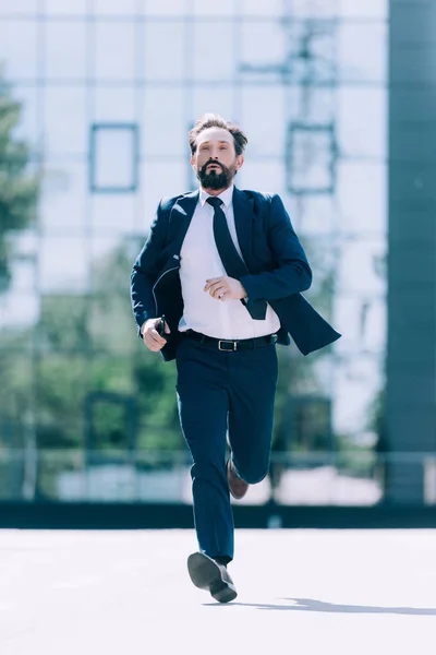 Maduro hombre de negocios corriendo — Foto de Stock