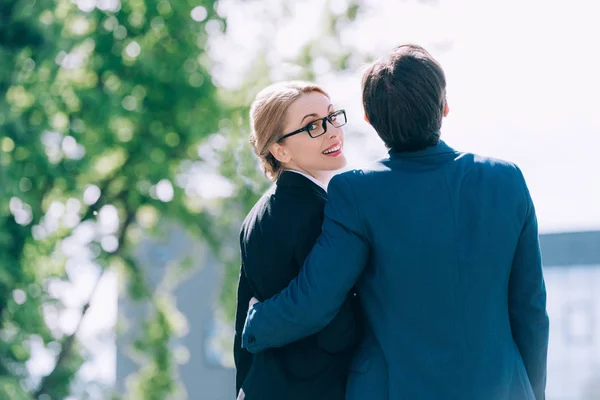 Business colleagues embracing on street — Stock Photo, Image