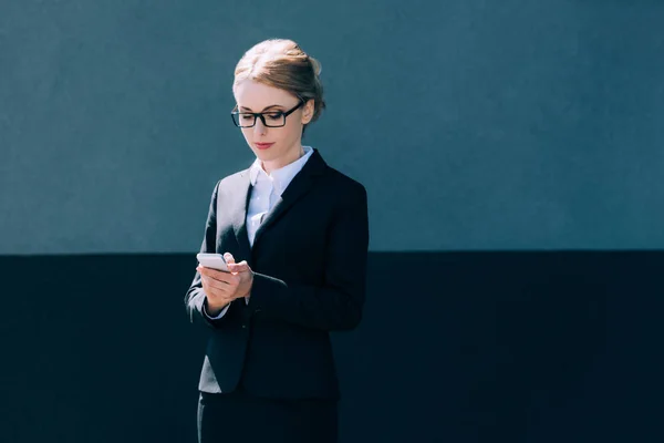 Empresaria usando smartphone — Foto de Stock