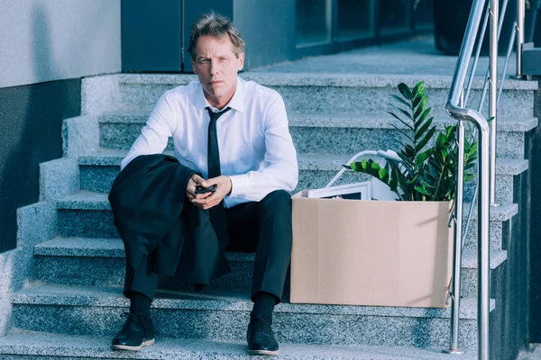Hombre de negocios despedido con caja de cartón —  Fotos de Stock