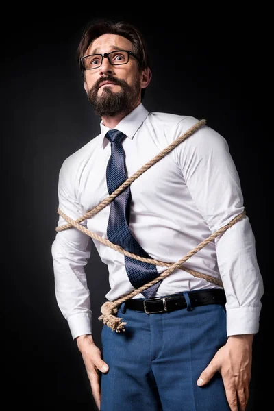 Бизнесмен, связанный веревкой — стоковое фото
