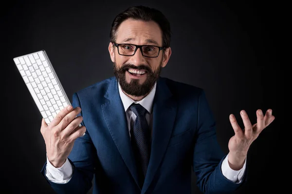 Возбужденный бизнесмен с клавиатурой — стоковое фото