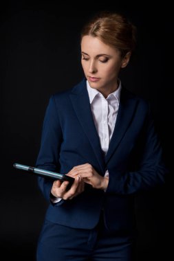 Dijital tablet ile olgun iş kadını