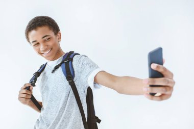 Afrikalı-Amerikalı genç çocuk selfie alarak